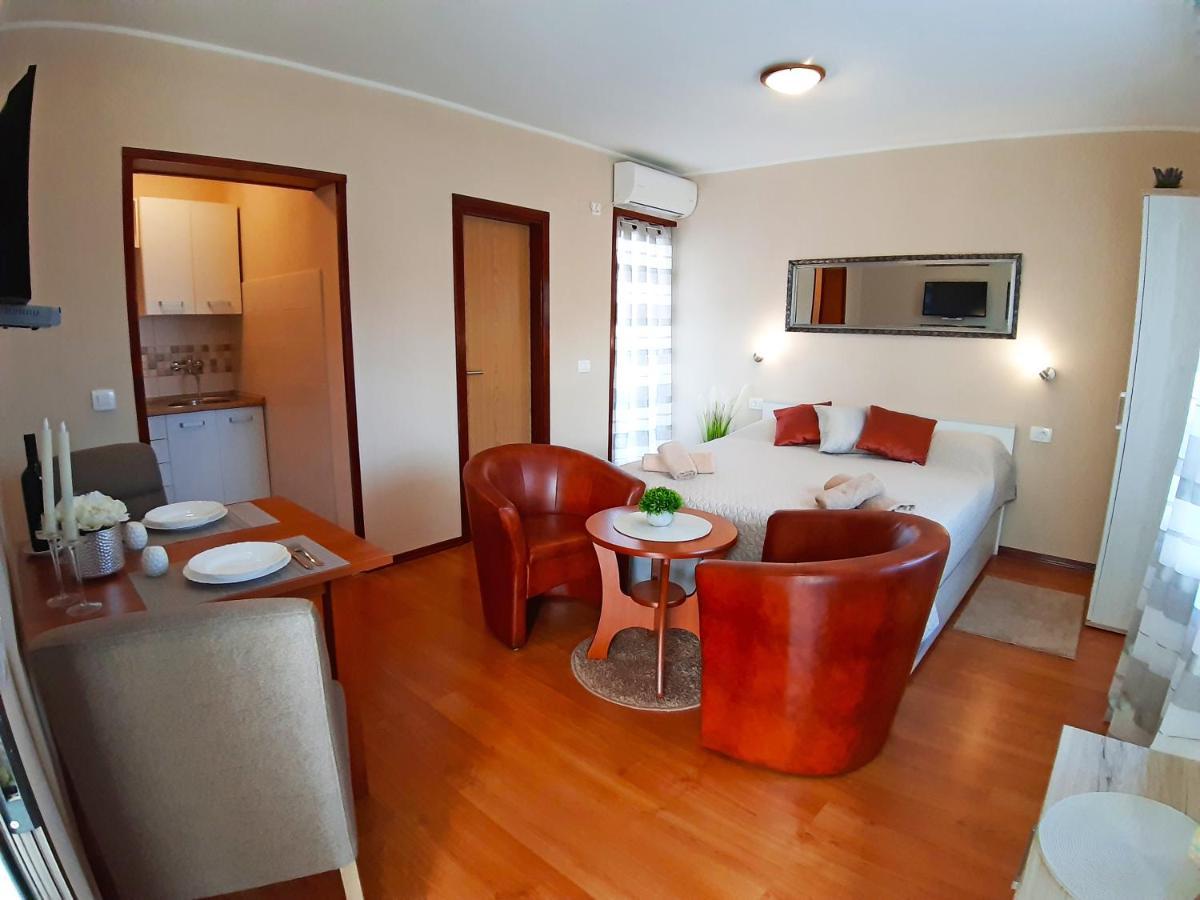 Apartments Zrinka 793 โปเรช ภายนอก รูปภาพ